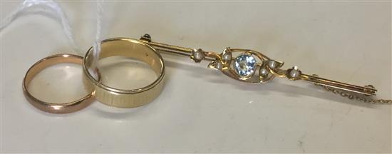 Two 9ct gold wedding bands & an aquamarine & seed pearl-set bar brooch